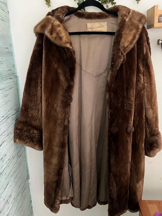 Real Fur Luxurious Vintage Fur Coat – Classic & Elegant - Picture 3 of 15